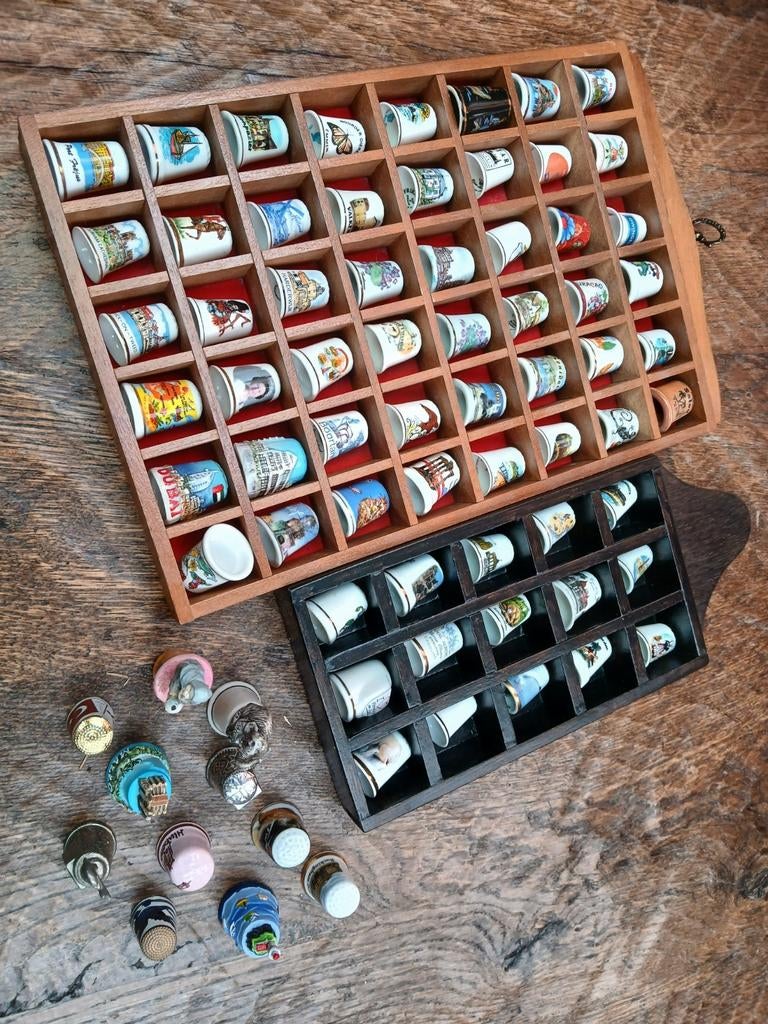 Grote verzameling vingerhoedjes met displaykasten, Ophalen, Gebruikt, Porselein, Buitenland