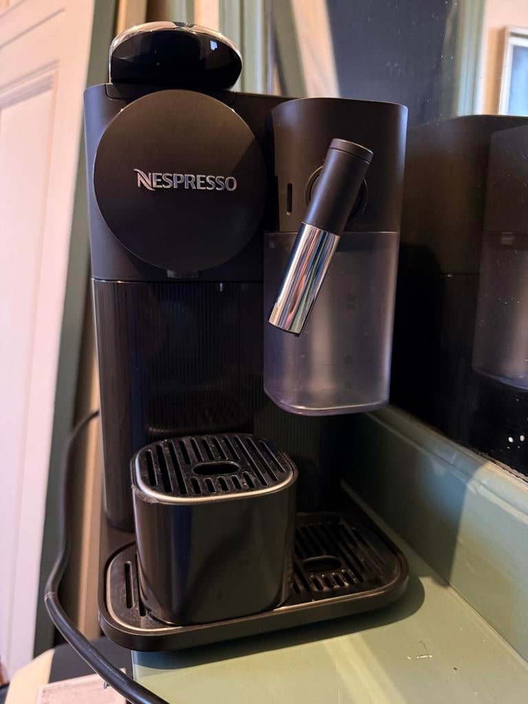 Nespresso DeLonghi Lattissima met garantie, Witgoed en Apparatuur, Koffiezetapparaten, Ophalen, Zo goed als nieuw, Koffiemachine