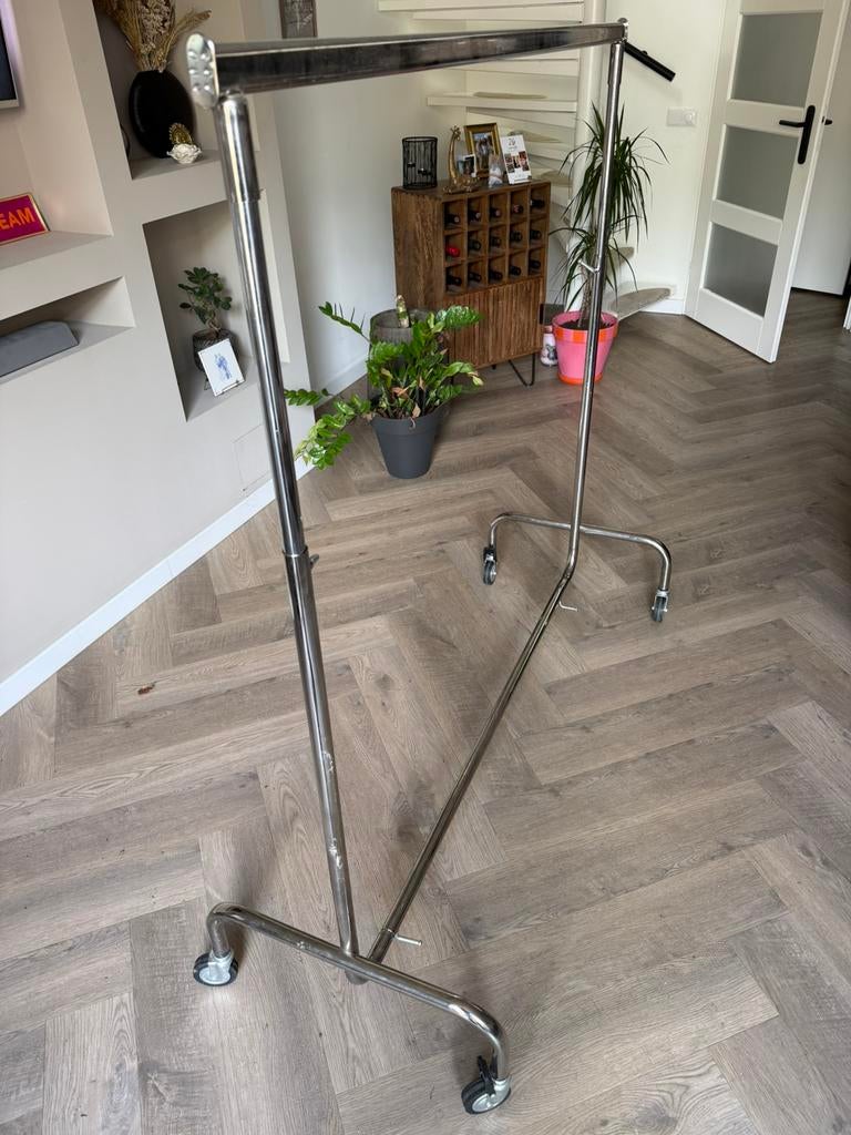 Metalen kledingrek, 140 cm breed, verstelbaar in hoogte, Ophalen, Met wielen, Zo goed als nieuw
