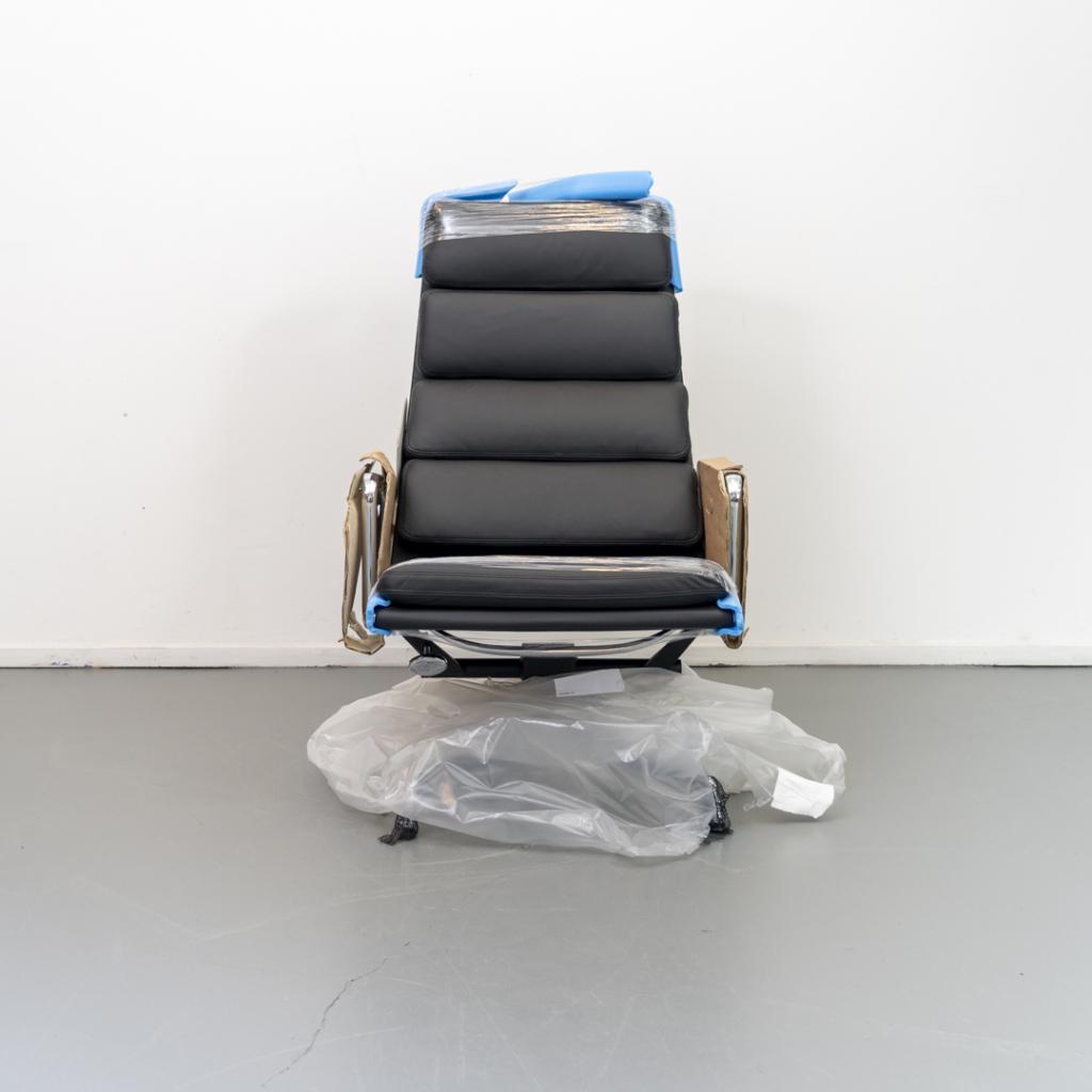 2x Vitra Eames EA 222 SoftPad Loungechair Zwart-Chroom, Niet ingevuld, Minder dan 75 cm, Niet ingevuld, Nieuw