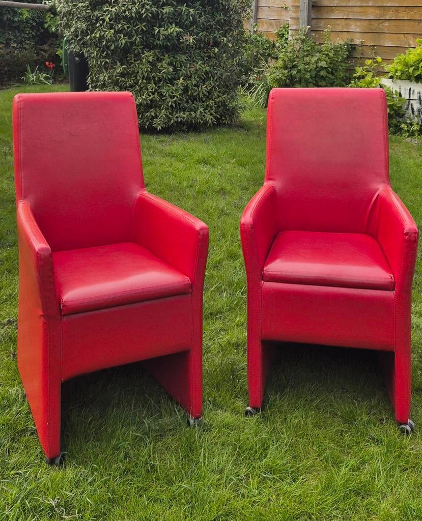 2 rode eetkamerstoelen van kunstleer met wieltjes, Huis en Inrichting, Stoelen, Ophalen, Overige materialen, Gebruikt, Twee