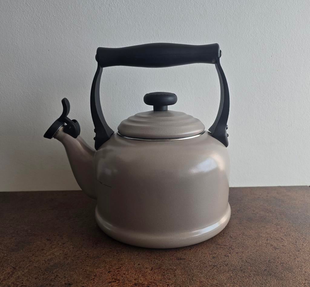 Le creuset fluitketel 2,1L Taupe 1e bieder €45, 2 liter of meer, Ophalen of Verzenden, Zo goed als nieuw