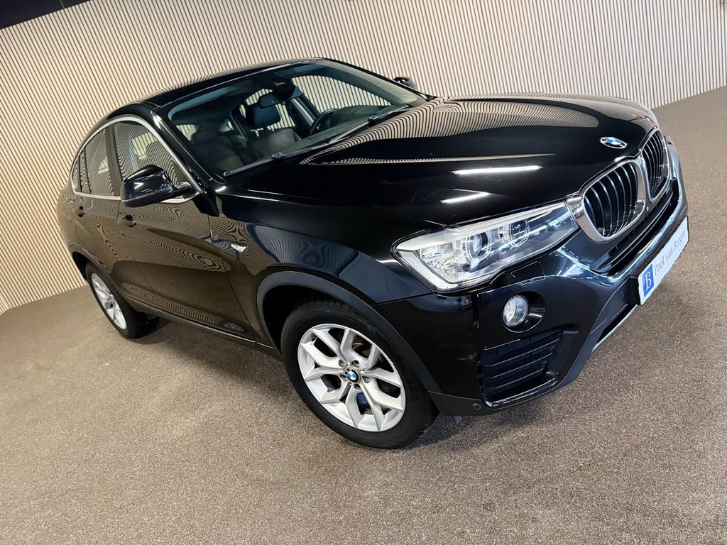 BMW X4 xDrive20i Executive-LEER-HEAD UP-TREKHAAK-SURROUND CA, 12 maanden, Gebruikt, 4 cilinders, Zwart