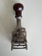 Vintage Nummerstempel / Stempelmachine met Houten Handvat, Ophalen of Verzenden