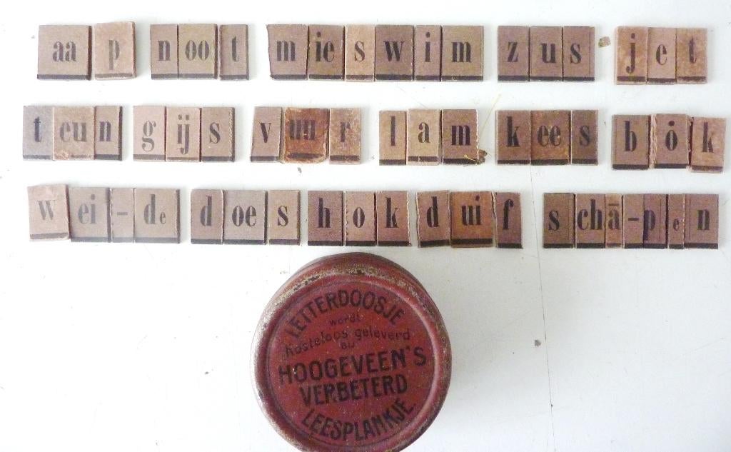 Mooie set oude letters voor leesplankje AAP NOOT MIES, Antiek en Kunst, Antiek | Schoolplaten, Ophalen of Verzenden, Huis en Tuin