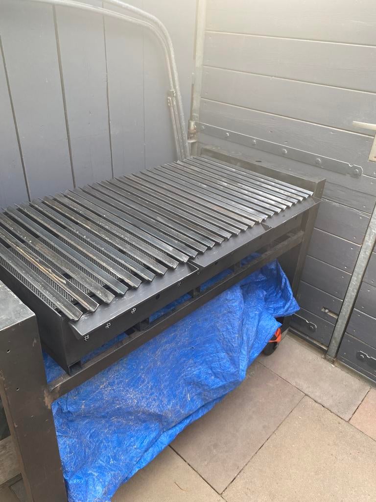 Te koop houtskool kolen bbq groot, Tuin en Terras, Houtskoolbarbecues, Ophalen