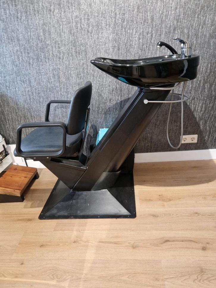 Wasbak met stoel, Diensten en Vakmensen, Kappers en Thuiskappers