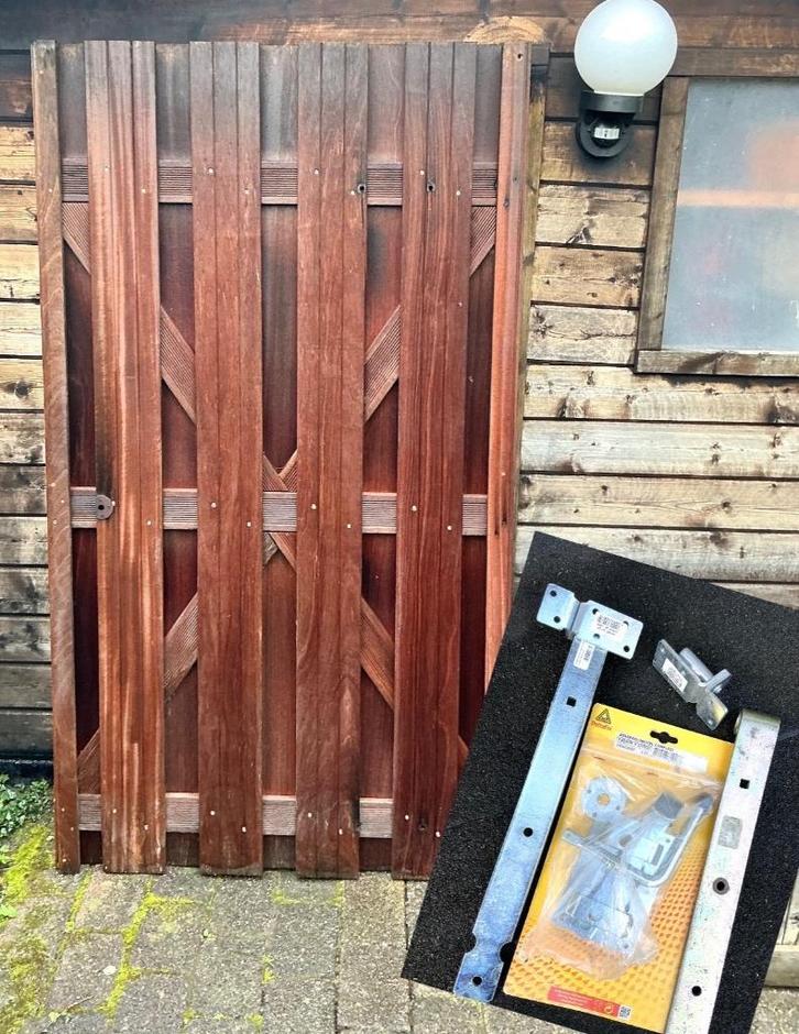 hardhouten schuttingdeur tuindeur tuinpoort + nieuw beslag, Tuin en Terras, Tuinpoorten, Gebruikt, Draaipoort, Hout, 150 tot 200 cm