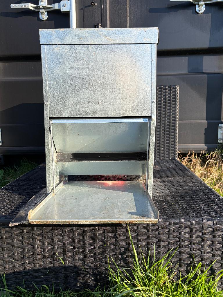 Trapbak, Dieren en Toebehoren, Pluimvee | Toebehoren, Ophalen, Zo goed als nieuw, Drinken en Voederen