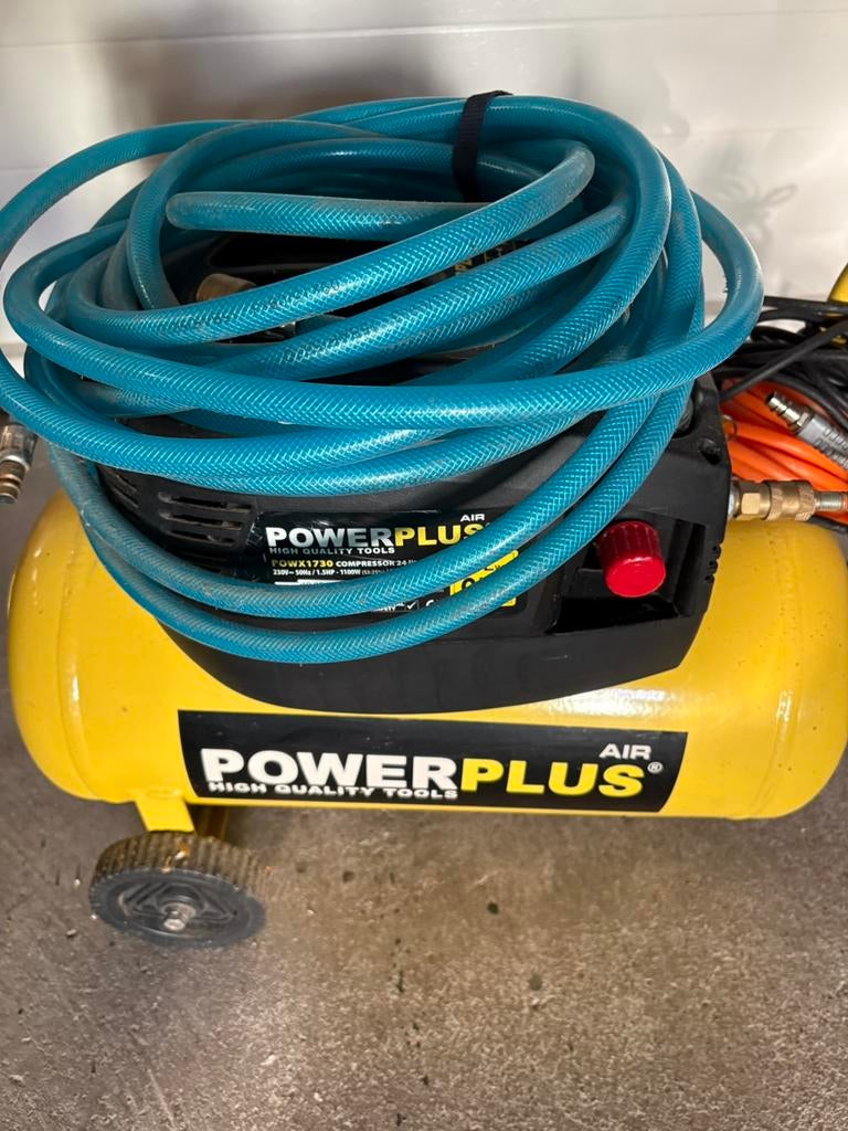 Stanley compressor 8bar/180 l/m incl 2 slangen en bandenpomp, Minder dan 25 liter, Ophalen, Zo goed als nieuw, Minder dan 200 liter/min