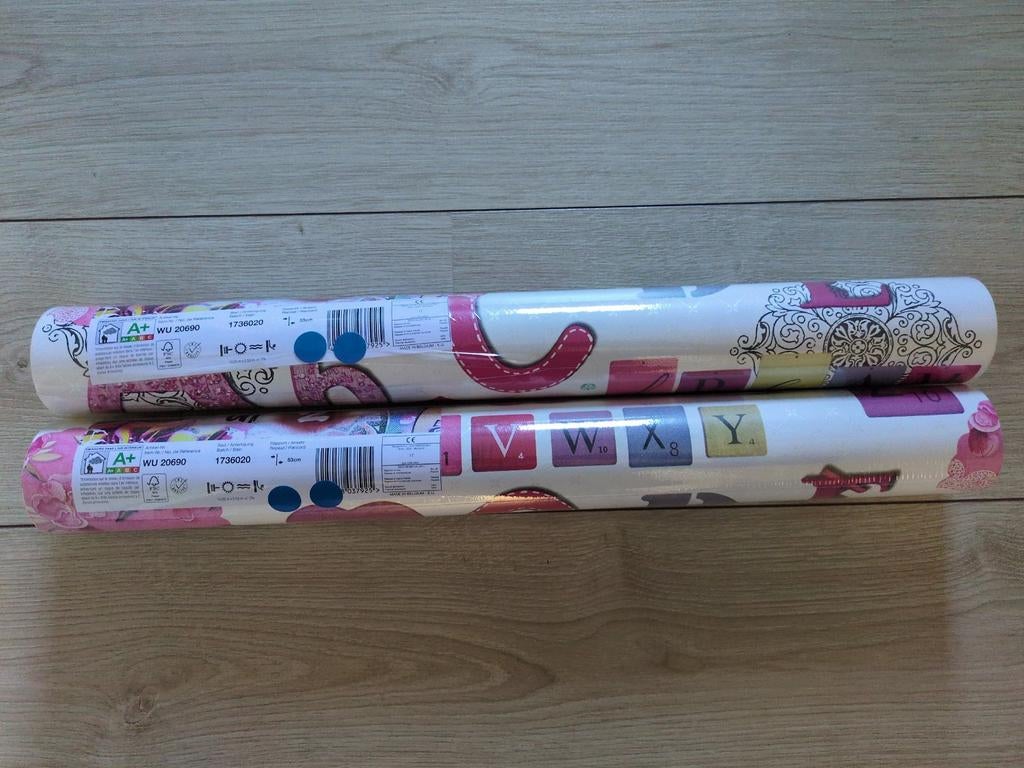 2 rollen behang met letters en bloemen - Roze/Wit, Ophalen, 10 tot 25 m², Roze, Kinderkamer, Speels, Letters, Bloemen