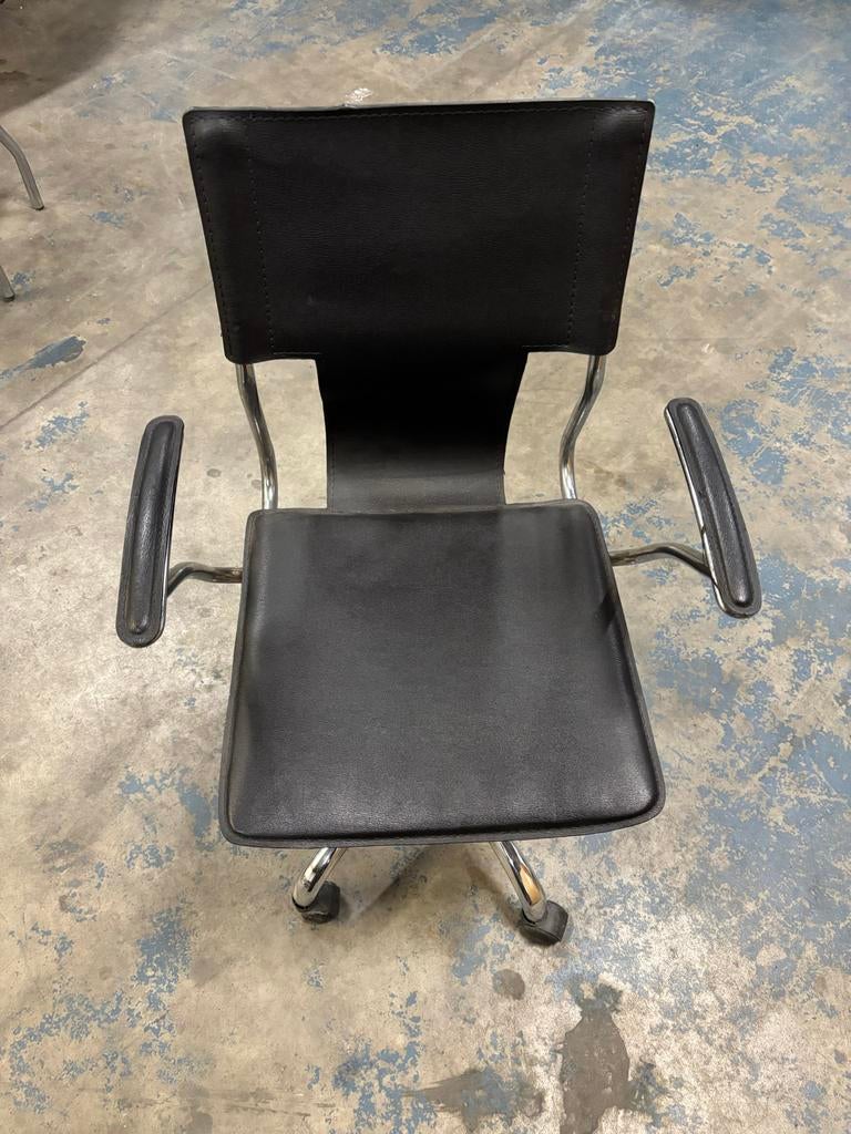 Zwarte vintage bureaustoel met armleuningen, Huis en Inrichting, Bureaustoelen, Ophalen, Gebruikt, Zwart, Bureaustoel