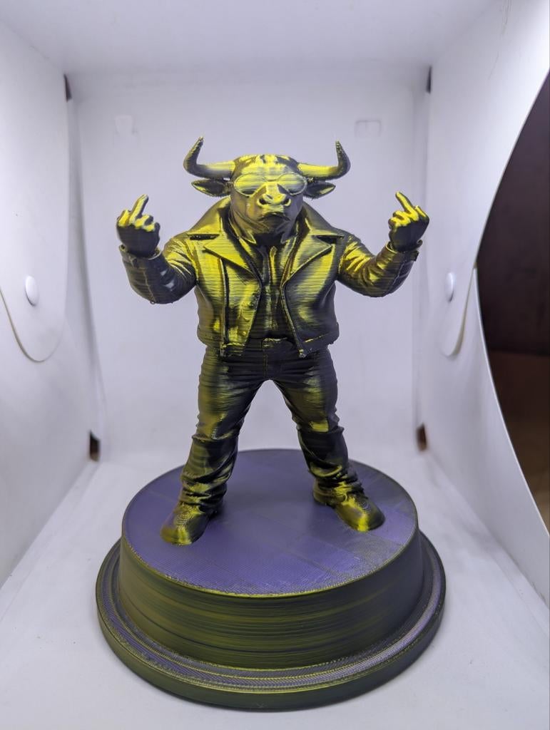 Goudkleurig beeldje van stier met zonnebril, Ophalen of Verzenden, Dier