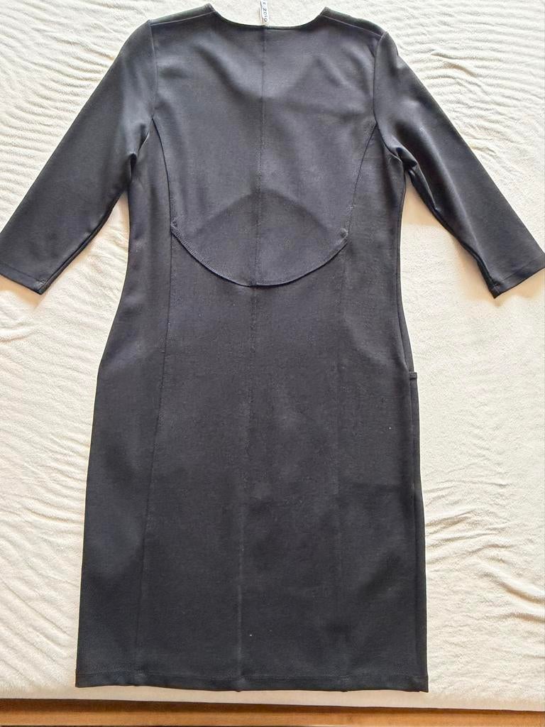 Zwarte nauwsluitende jurk van ZOSO, Kleding | Dames, Jurken, Ophalen of Verzenden, Zo goed als nieuw, Maat 38/40 (M), Zwart