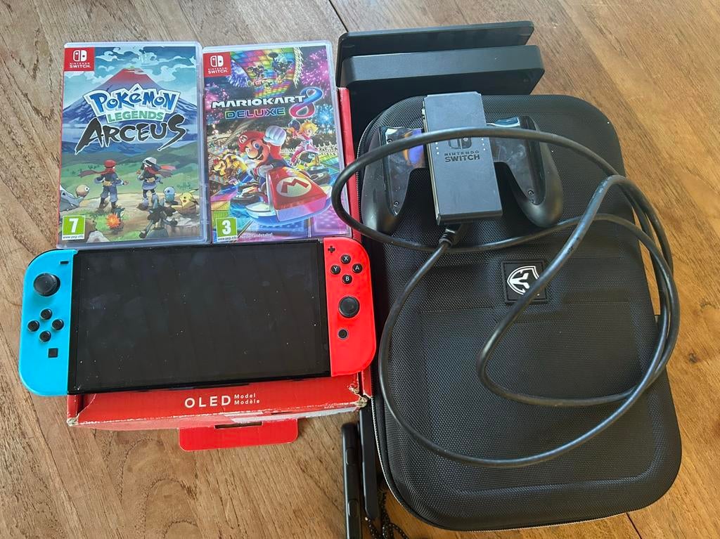 Nintendo Switch Oled met Mario Kart 8 & Pokemon, Ophalen of Verzenden, Zo goed als nieuw, Met 1 controller, Switch OLED