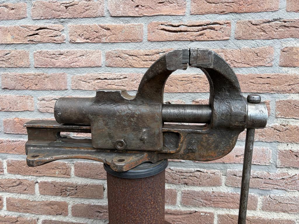 Grote bankschroef, Doe-het-zelf en Verbouw, Werkbanken, Ophalen of Verzenden, Gebruikt, Minder dan 70 cm, Bankschroef