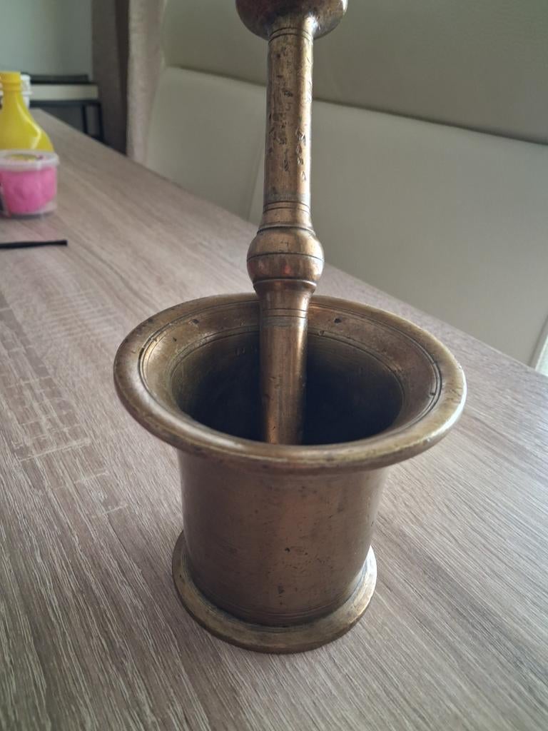 Oude vijzel met stamper, Ophalen