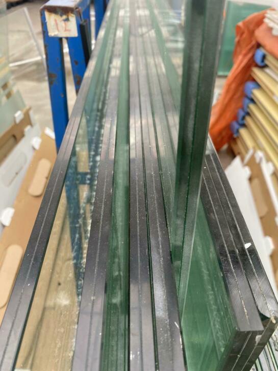 Veiligheidsglas 2 x 3 mm met folie ertussen 80 x 245cm ?50,-, Doe-het-zelf en Verbouw, Glas en Ramen
