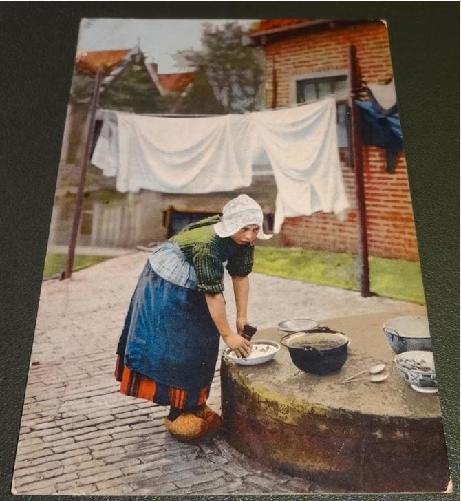 Volendam - Klederdracht - Meisje aan het werk, Verzenden, 1920 tot 1940, Gelopen, Noord-Holland