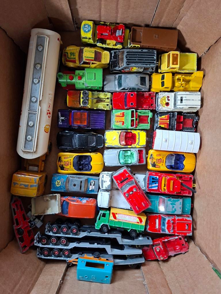 doos vol met oude autootjes, Hobby en Vrije tijd, Modelauto's | 1:87, Ophalen of Verzenden, Gebruikt, Auto, Majorette