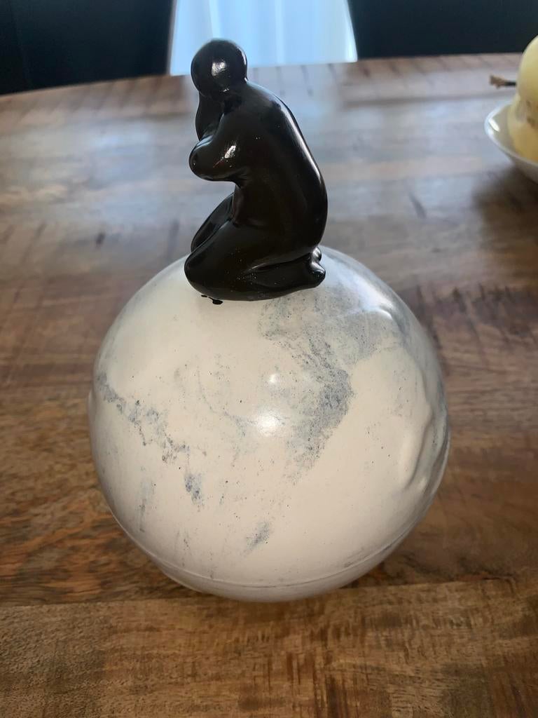 Uniek beeld van Cory Ammerlaan - Vrouw op bol, Ophalen of Verzenden, Overige materialen, Beeld, Modern