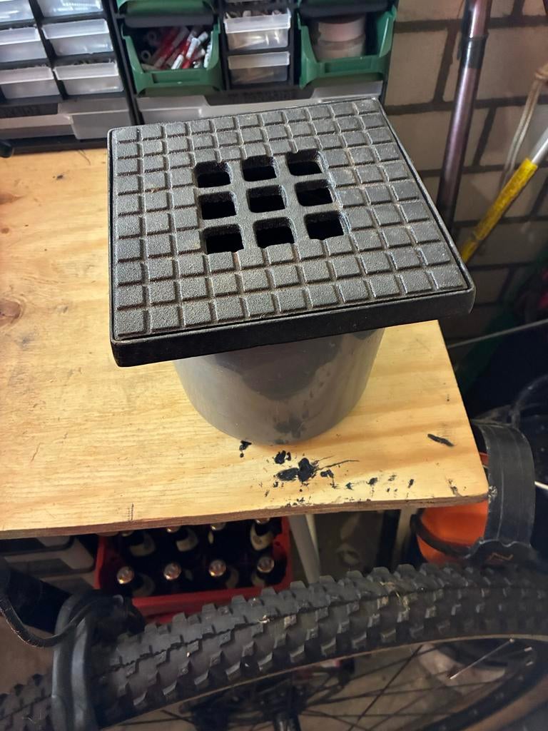 Vloerput met onderuitlaat en ijzeren deksel 20x20cm, Ophalen, Gebruikt, Minder dan 2 meter, 80 mm of meer