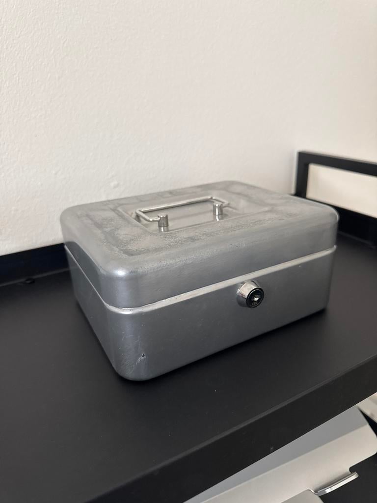 Metalen geldkistje, Verzamelen, Spaarpotten, Ophalen of Verzenden, Gebruikt, Metaal of Blik, Overige thema's