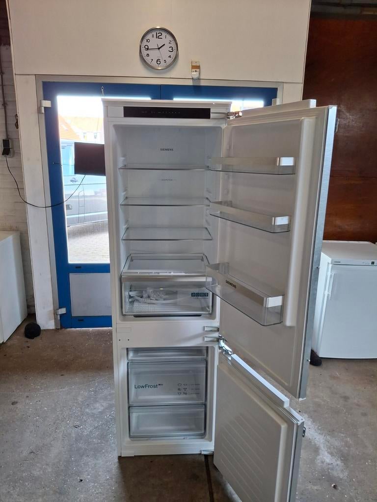 Bijna nog nieuwe siemens inbouw koelvriescombinatie, 200 liter of meer, Met aparte vriezer, Energieklasse A of zuiniger, Siemens