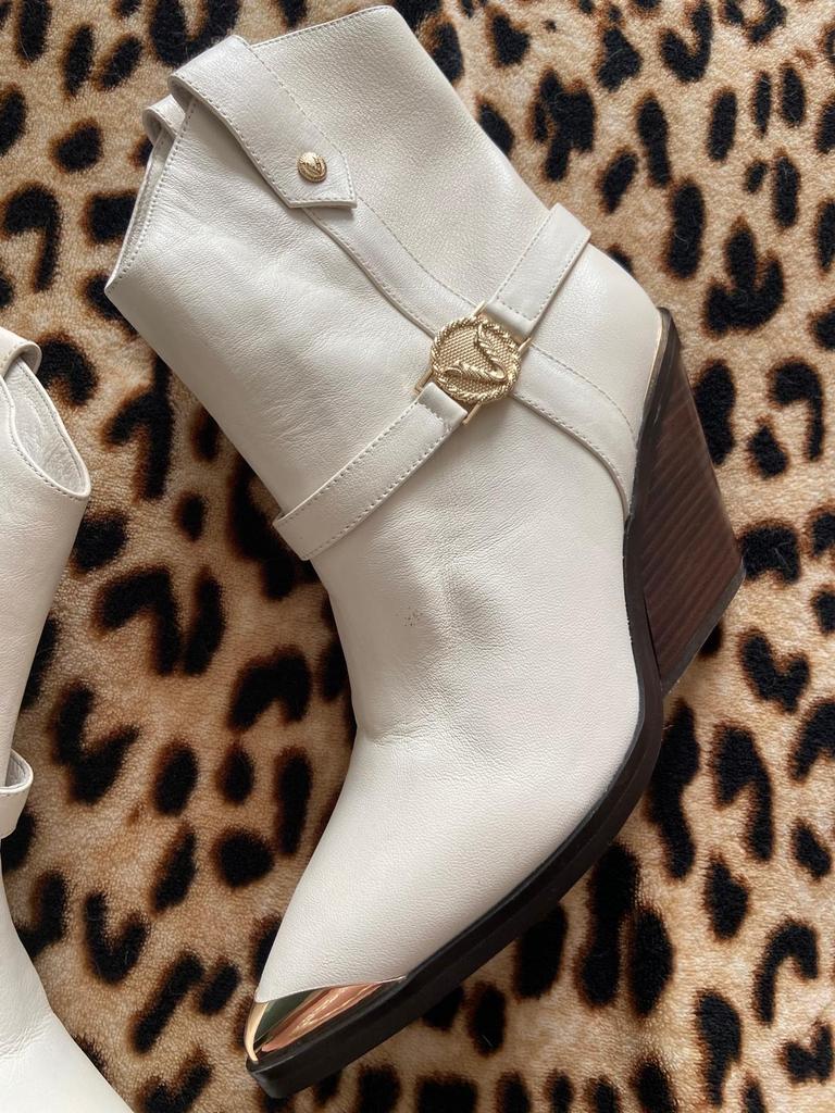 Witte laarzen met gouden details en houten hak josh V, Wit, Lage of Enkellaarzen, Nieuw, Ophalen of Verzenden