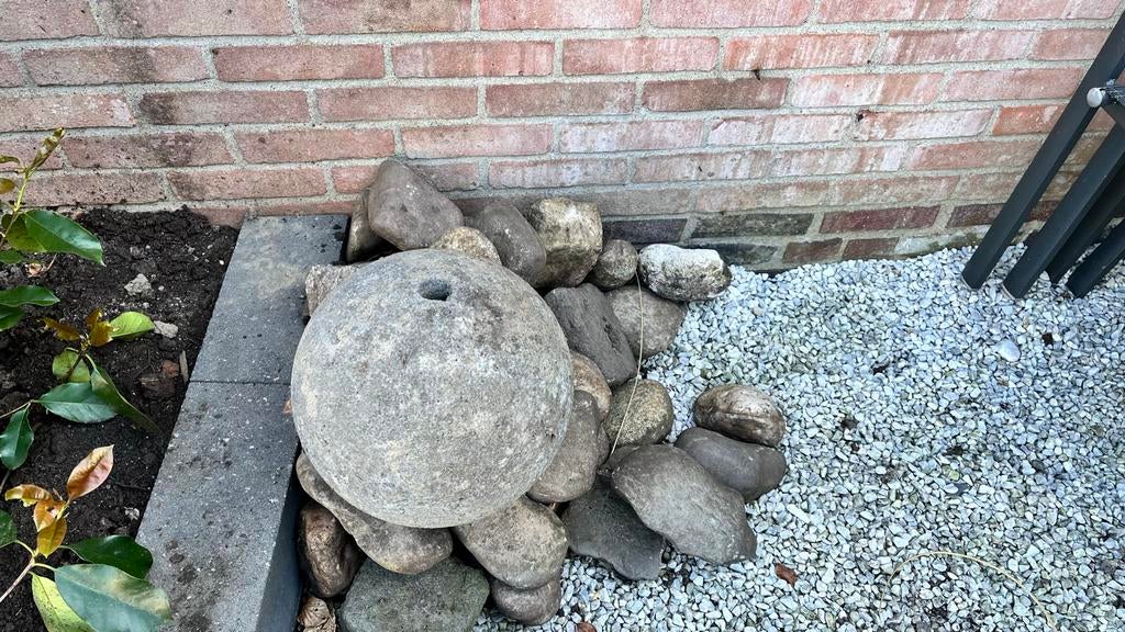 Stenen bol voor waterornament met zwerfkeien, Ophalen of Verzenden, Gebruikt, Graniet, Waterornament