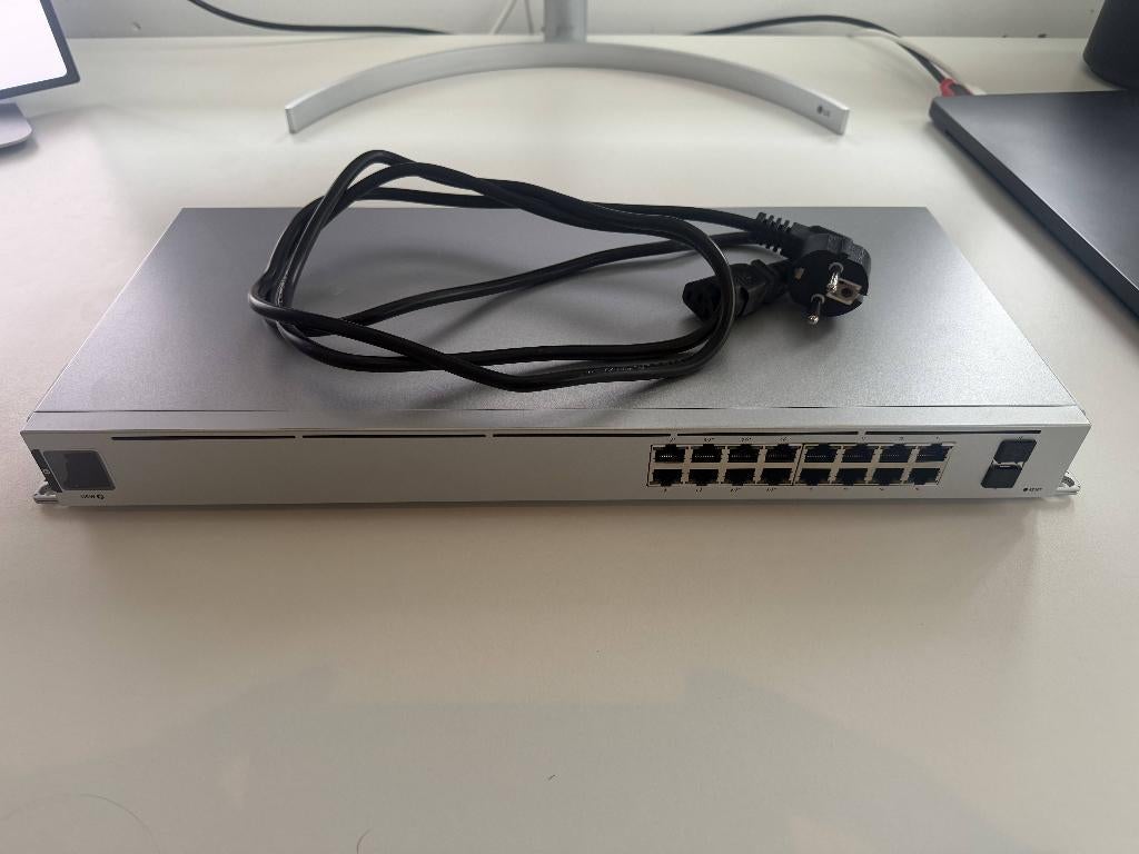 Ubiquiti UniFi set: USW-16-POE switch + UXG-Lite gateway, Computers en Software, Netwerk switches, Ophalen, Zo goed als nieuw