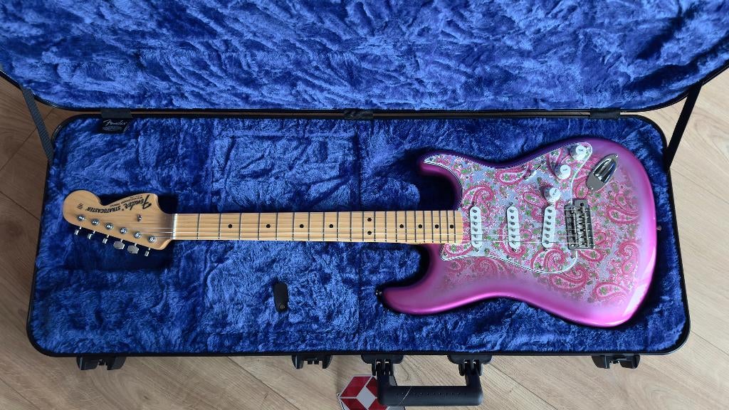 BIJNA NIEUWE FENDER STRATOCASTER “Paisley” Pink, jan. 2026, Ophalen, Zo goed als nieuw, Solid body, Fender