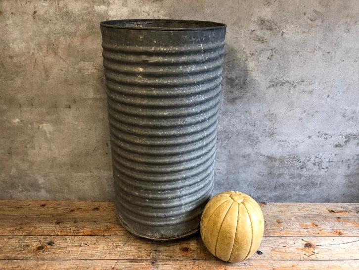 Vintage zinken ribbelton | plantenbak | olijfboom, Tuin en Terras, Bloembakken en Plantenbakken, Gebruikt, Metaal, Binnen, Balkon