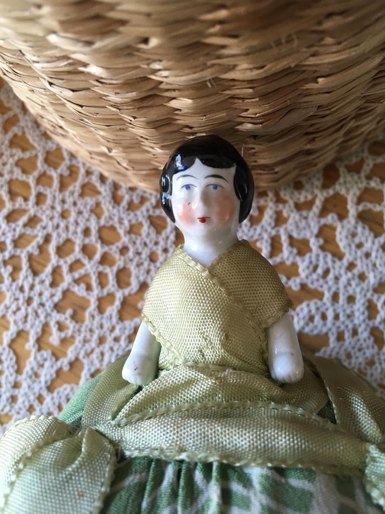 Porseleinen halfdoll popje/naaikussentje., Antiek en Kunst, Ophalen of Verzenden