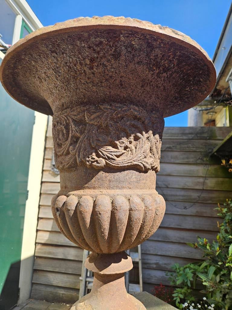 Grote mooie bewerkte gietijzeren tuinvaas XL, Ophalen of Verzenden