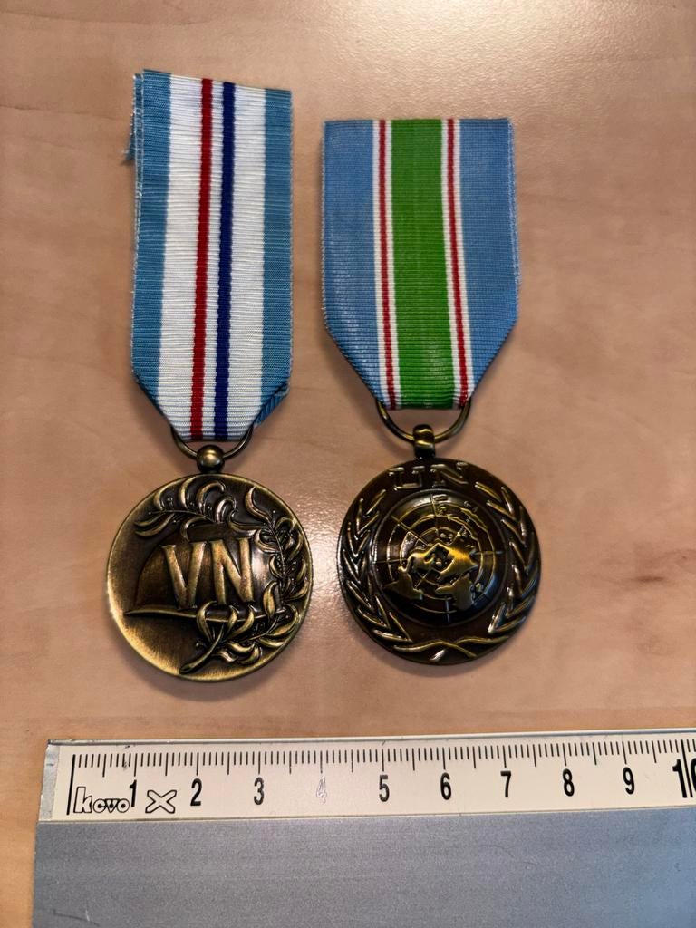 2 VN Medailles Libanon - UNIFIL, Verzamelen, Militaria | Algemeen, Verzenden, Landmacht, Nederland, Lintje, Medaille of Wings