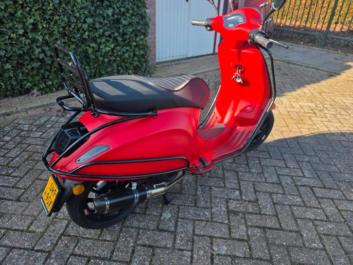 Vespa primavera brommer, Fietsen en Brommers, Scooters | Yamaha, Gebruikt, Overige modellen, Maximaal 45 km/u, Benzine, Ophalen