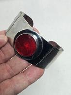 Vintage metalen armband met kunststof rode steen, Gebruikt, Staal, Ophalen of Verzenden, Nvt