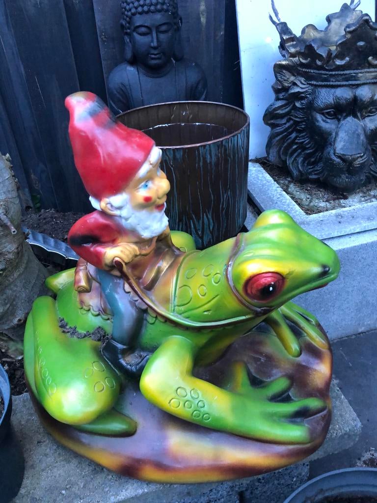 Grote kabouter op kikker, Tuin en Terras, Tuinbeelden, Ophalen of Verzenden, Gebruikt, Kunststof, Tuinkabouter