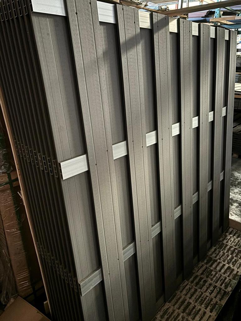 Schutting 180x200 composiet met stevige massieve planken, Tuin en Terras, Schuttingen, Zo goed als nieuw, Hout, 1 tot 2 meter