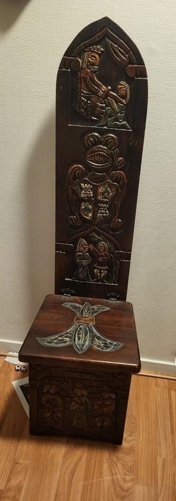 Antieke Spaanse stoel met houtsnijwerk en opbergruimte, Antiek en Kunst, Ophalen