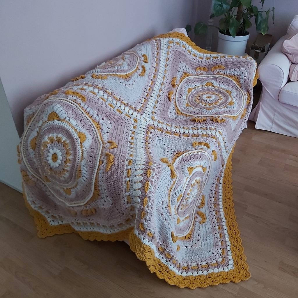 Gehaakte woondeken / sprei in roze, geel, grijs en wit, Ophalen of Verzenden, Zo goed als nieuw