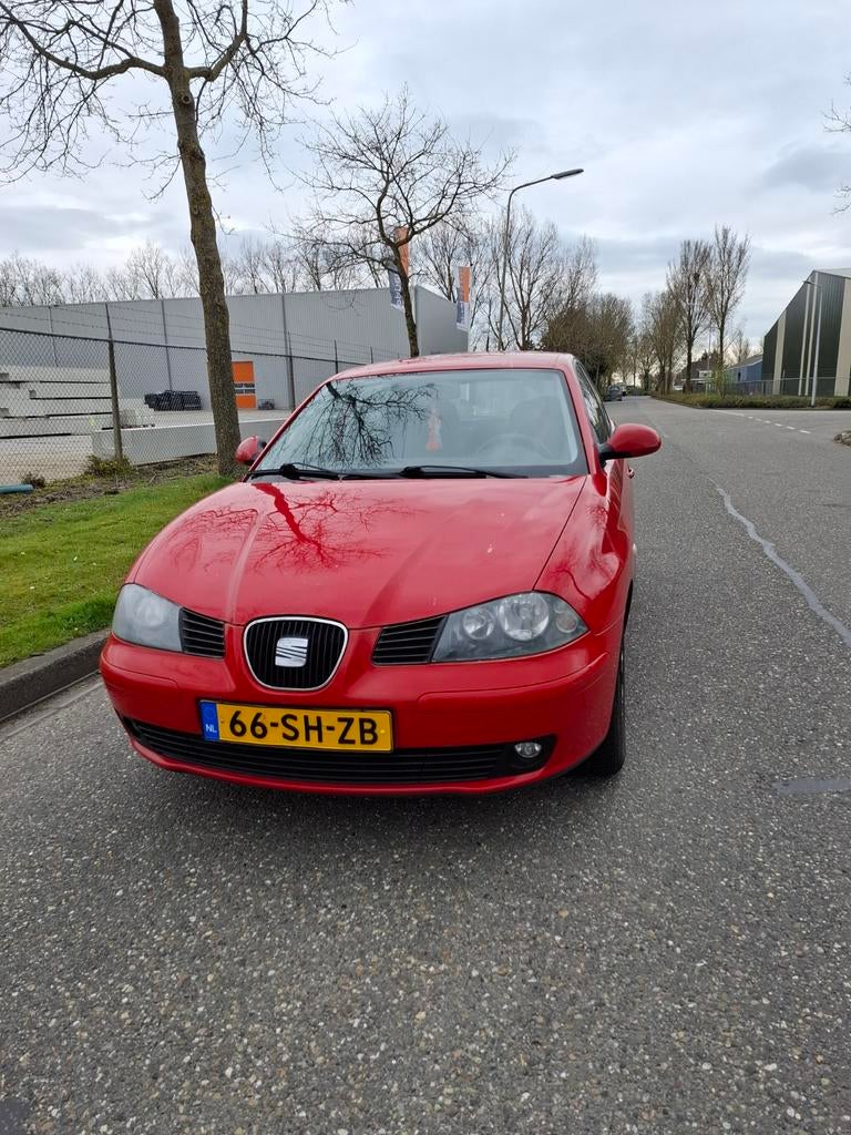 Seat Ibiza 1.4 16V 74KW 2006 Rood, Voorwielaandrijving, 40 €/maand, Zwart, 4 cilinders