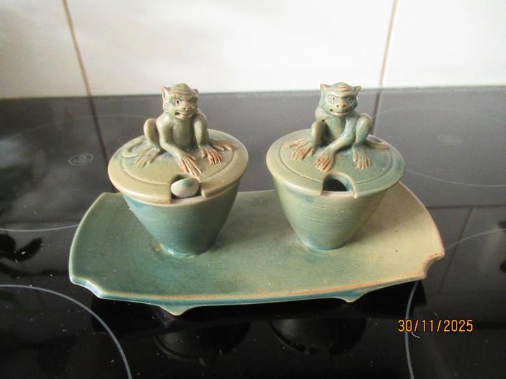 SUIKERPOTJE EN MELKKANNETJE MET DUIVELS AAP OP BORDJE, Antiek en Kunst, Antiek | Keramiek en Aardewerk, Ophalen of Verzenden