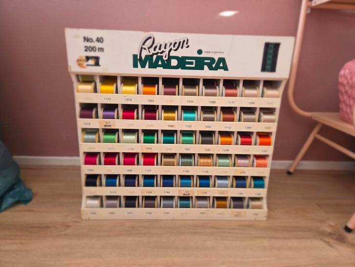 Madeira Rayon No. 40 borduurgaren 142 stuks., Hobby en Vrije tijd, Naaien en Fournituren, Zo goed als nieuw, Garen of Naald(en)