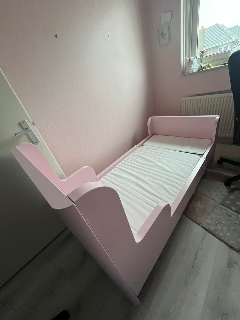 IKEA BUSUNGE meegroeibed – roze – in goede staat, Ophalen, 85 tot 100 cm, Zo goed als nieuw, Lattenbodem