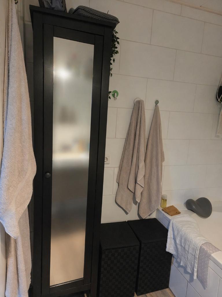 HEMNES Hoge kast met spiegeldeur, Huis en Inrichting, Badkamer | Badkamermeubels, Ophalen, (Half)hoge kast, Minder dan 50 cm, Zo goed als nieuw