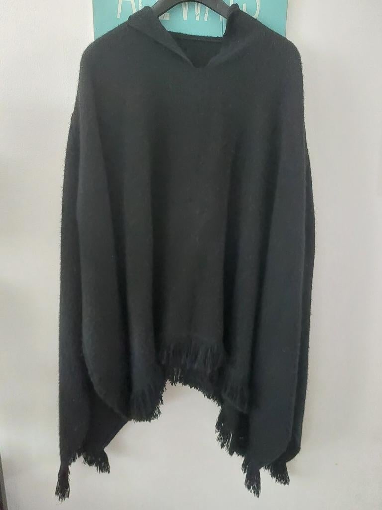 Vintage Wollen Dames Poncho Zwart met Franjes, Onbekend, Ophalen of Verzenden, Zo goed als nieuw, Zwart