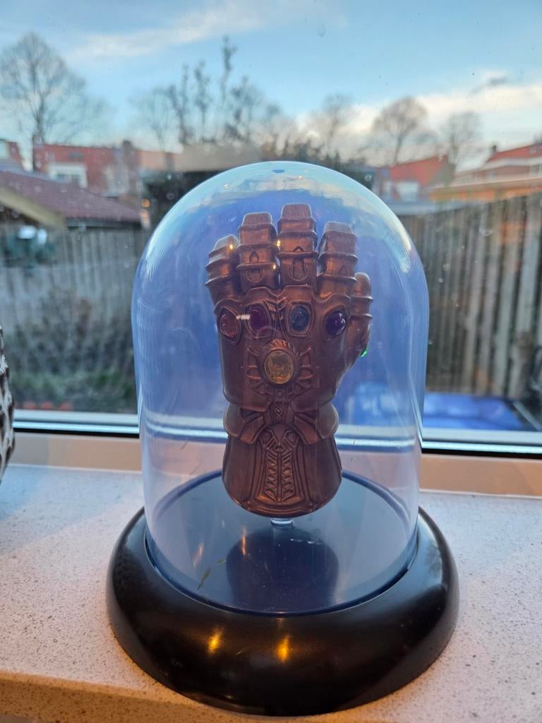 Infinity Gauntlet replica met displaykoepel, Ophalen, Zo goed als nieuw