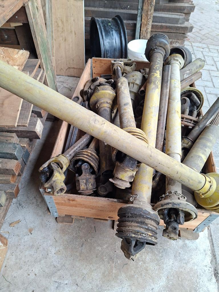 agrarisch onderdelen diverse aftakassen kist vol, Ophalen